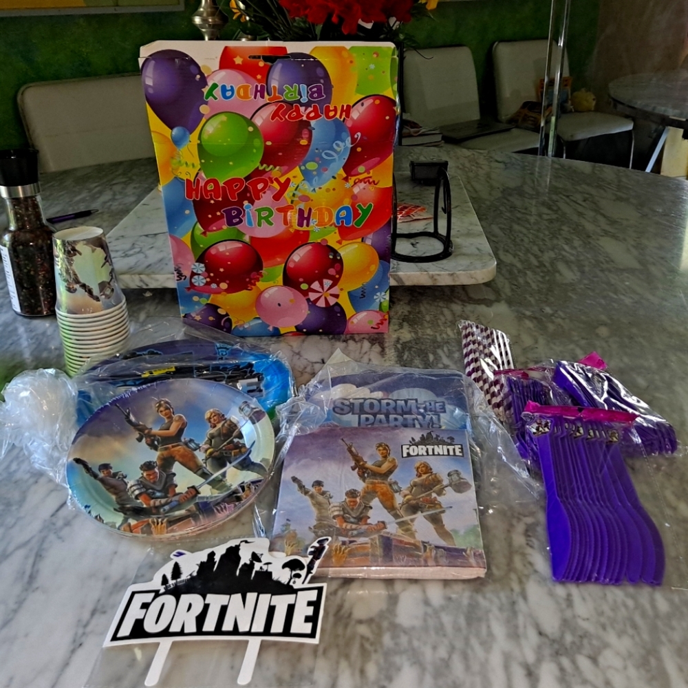 Fortnite party dinnerware set for 16guests